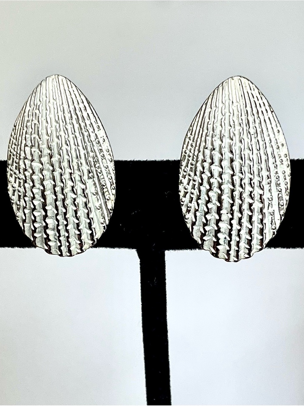 Vintage Silver Shell Clip On Earrings Teardrop Textured Mod Coastal Retro Chic